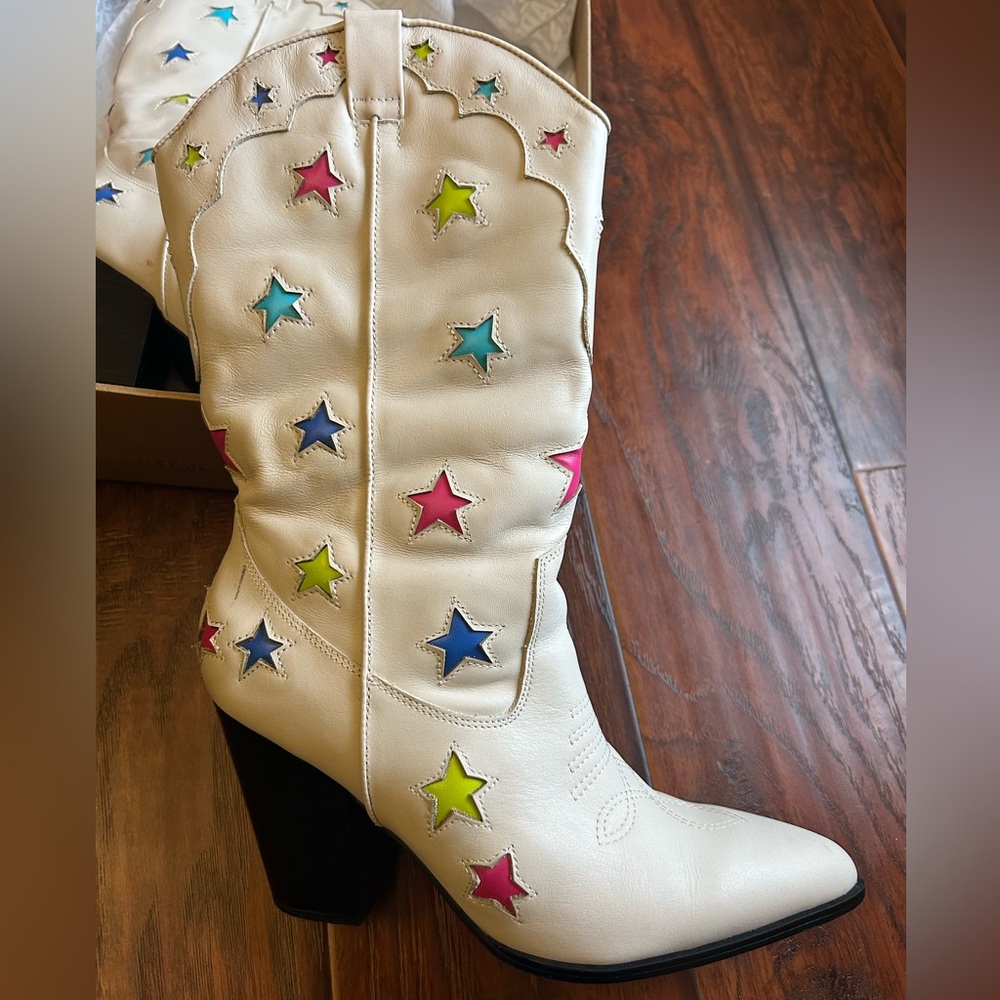 Steve Madden white western boot with multi color stars. LUMINOUS. Size 11